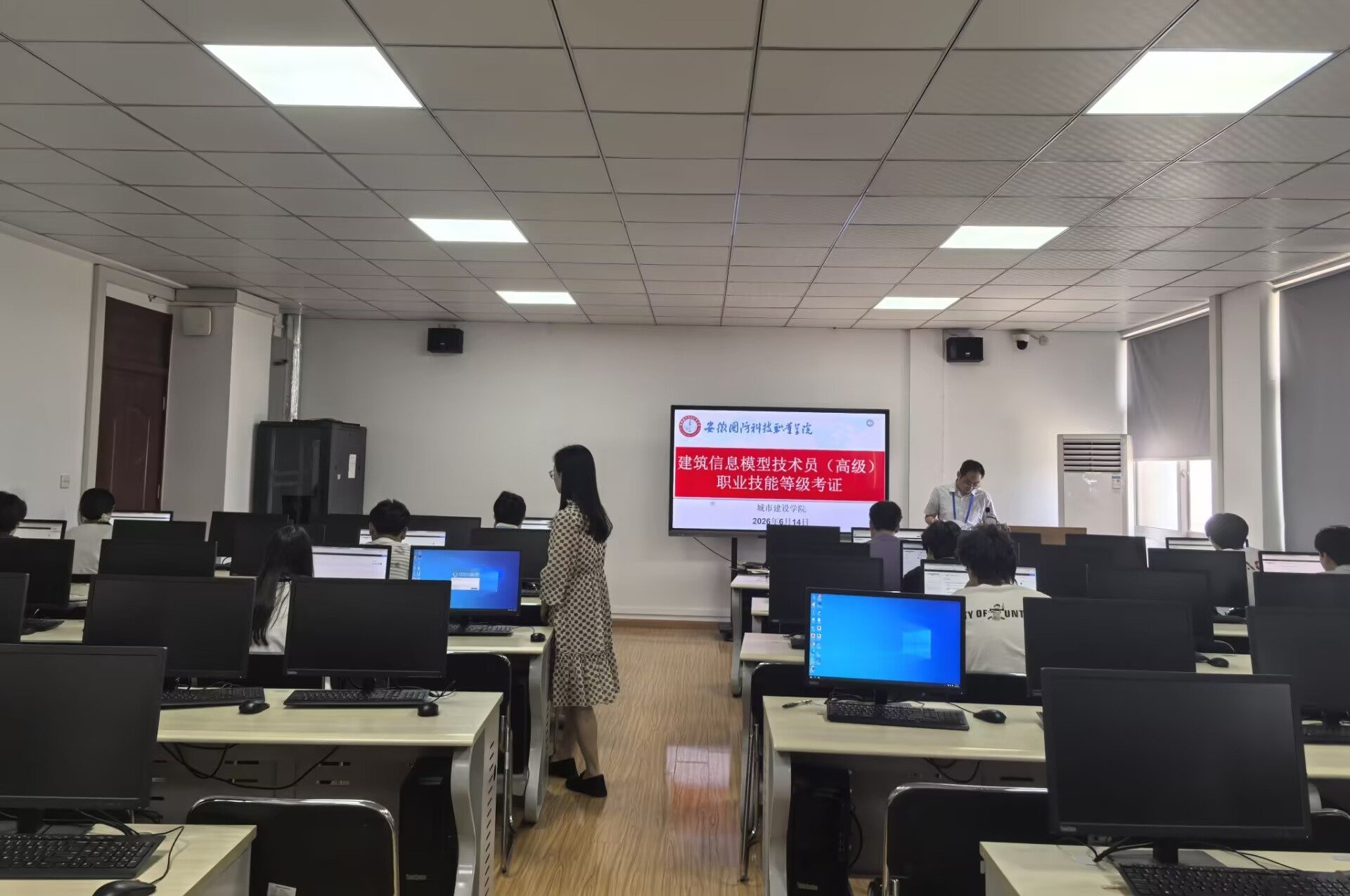 校长徐正红带...