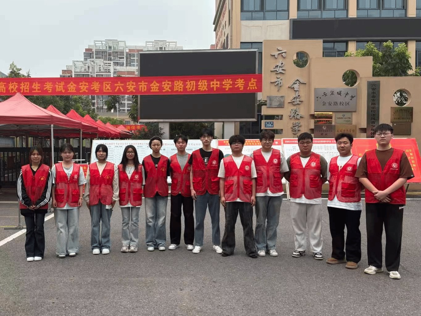 营造有序温情的考试氛围