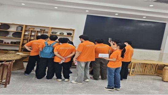 由13名师生组成的“三下乡”社会实践